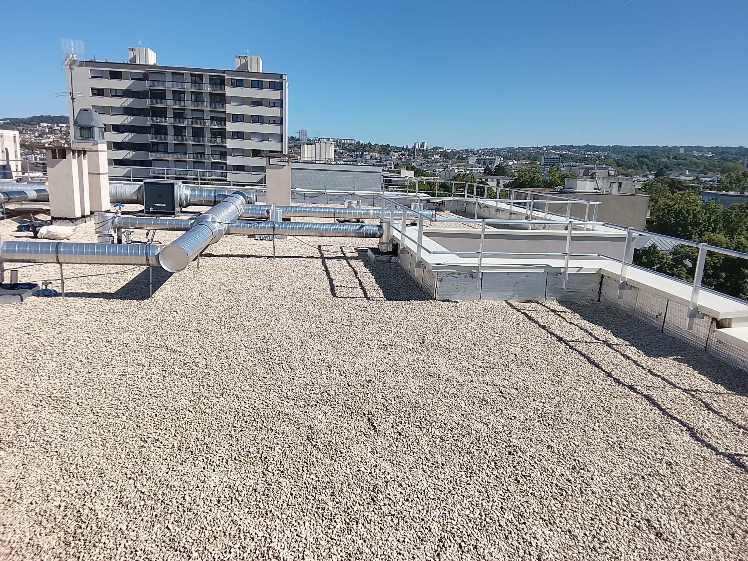 Réfection totale d'étanchéité d'une toiture terrasse gravillonnée, photo 2