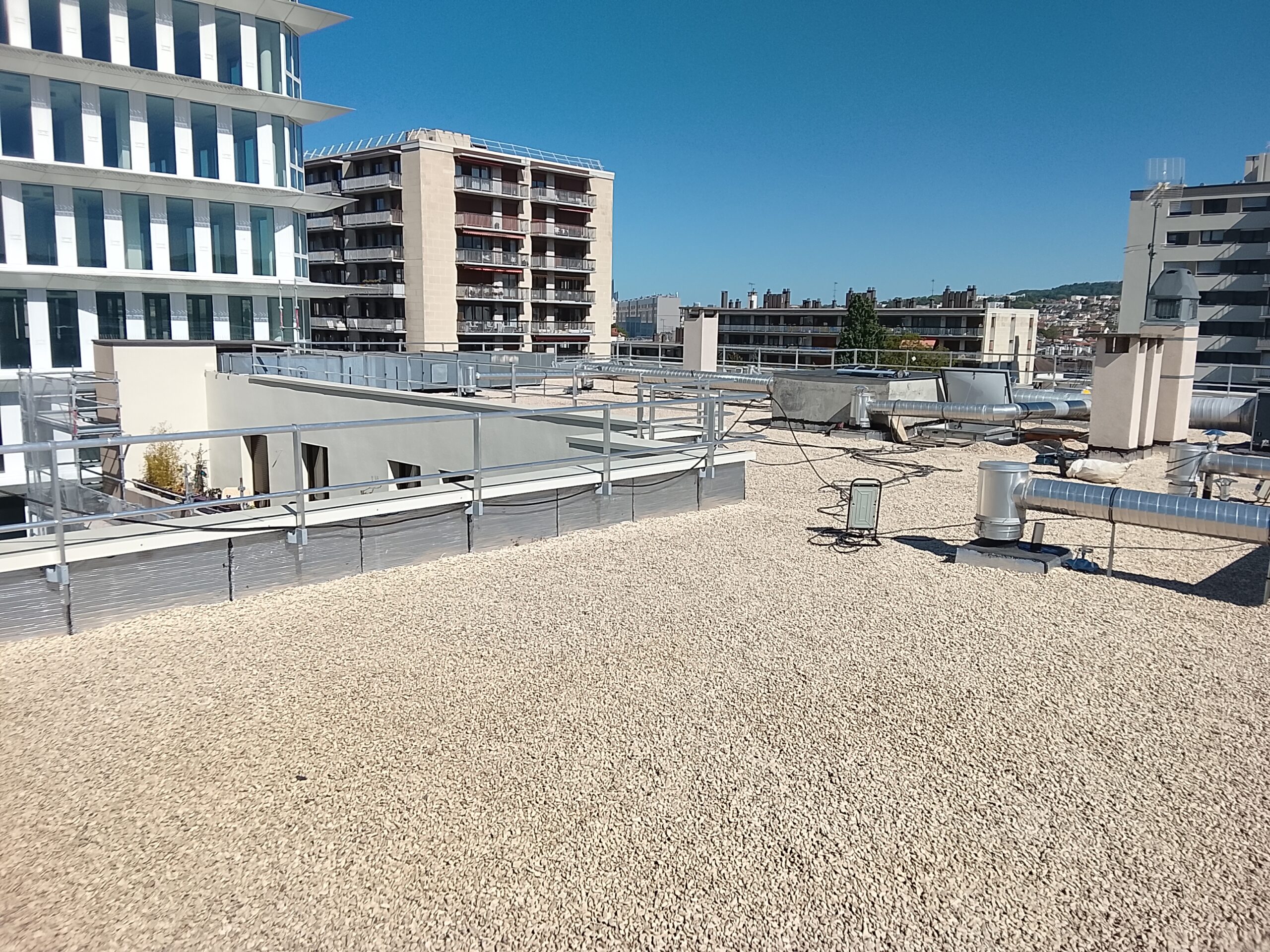 Réfection totale d'étanchéité d'une toiture terrasse gravillonnée, photo 1